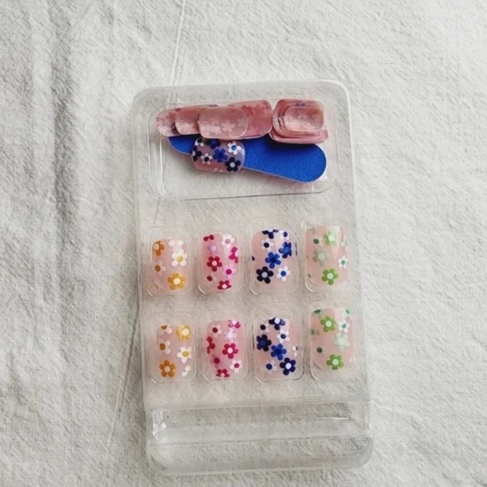 24 Pieces Fake press on nails